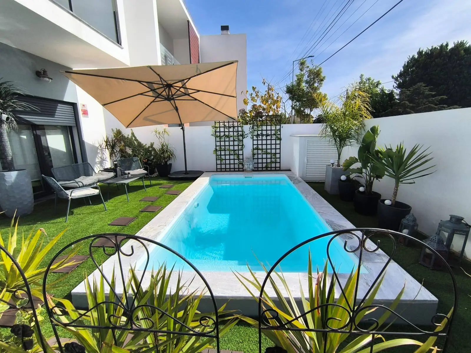 Piscina com jardim e árvores