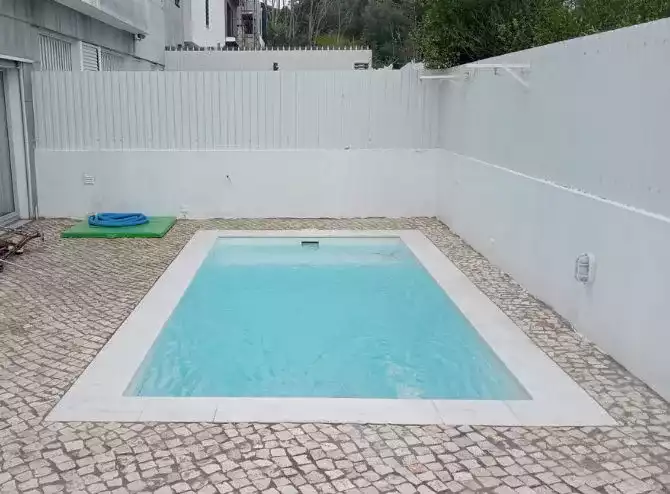 Calçada portuguesa em torno da piscina
