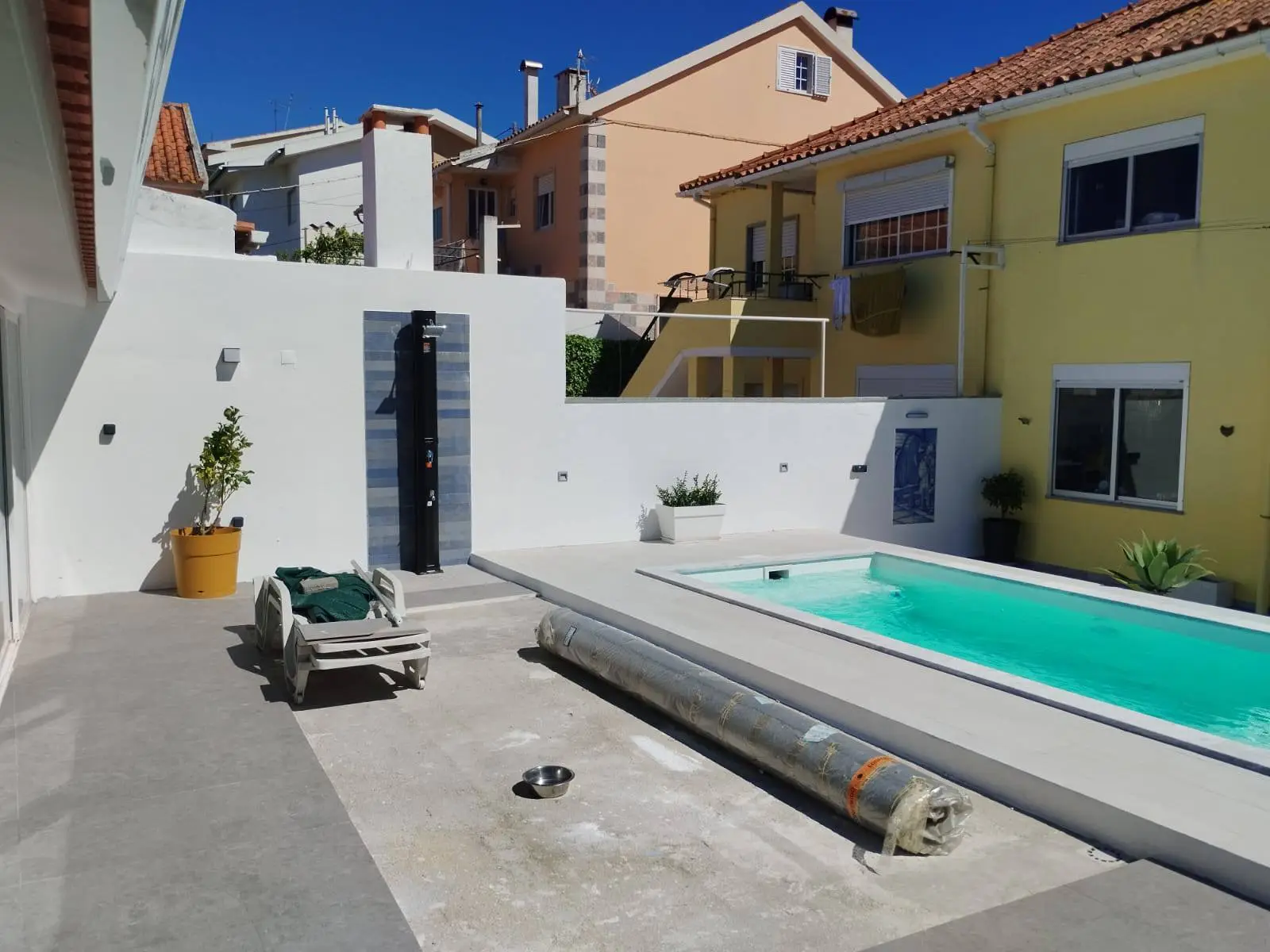 Piscina com deck em madeira