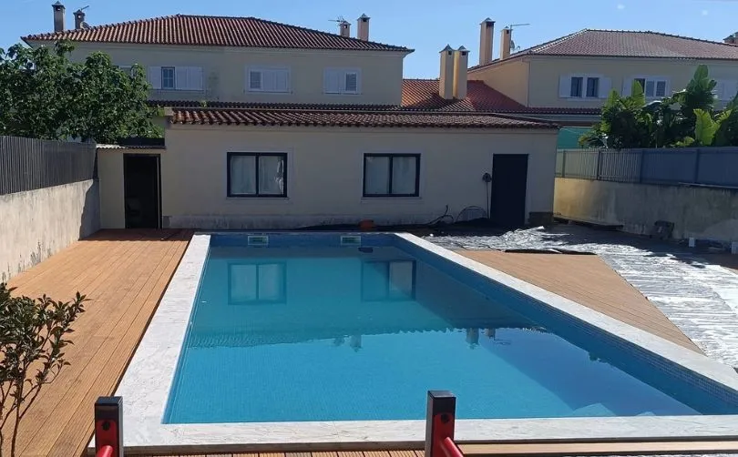 Piscina em terraço com vista